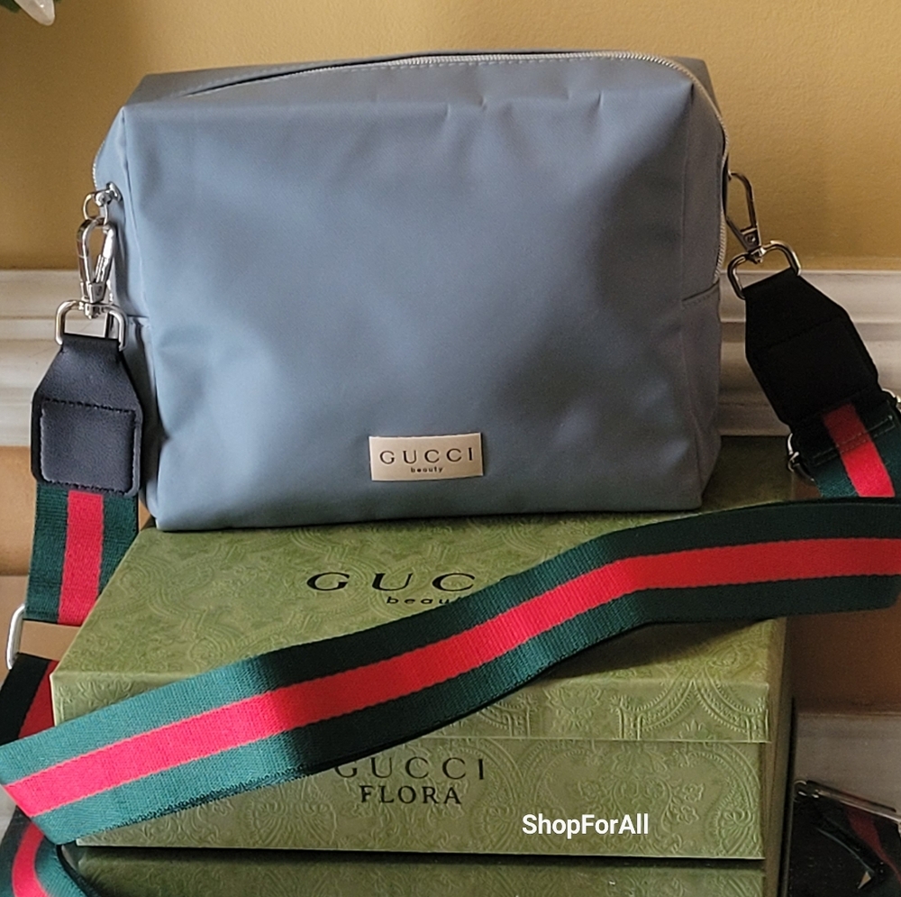 Gucci Green Toiletry Bag with Structured Shape and Gold Hardware - Picture 5 of 16